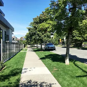 Cozy 3bdr Near Queen Elizabeth Park Holiday home